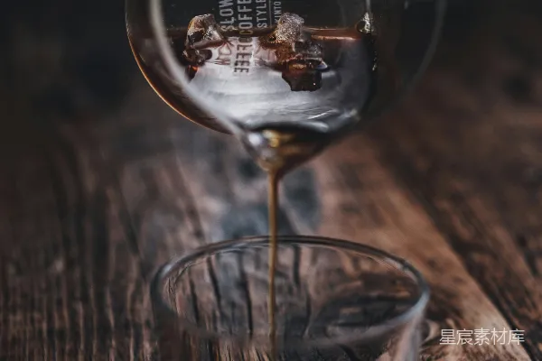 棕色木桌上的空酒杯