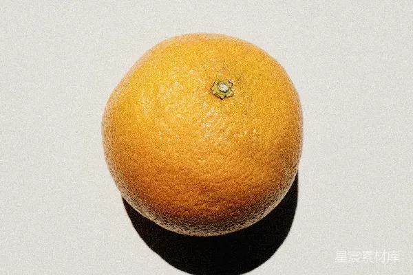 高清摄影 橙色的水果在白色桌子上