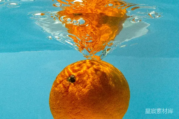 高清摄影 一个橙子漂浮在水池中