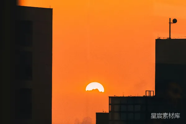 高清摄影 夕阳正照耀在一座高楼林立的城市上