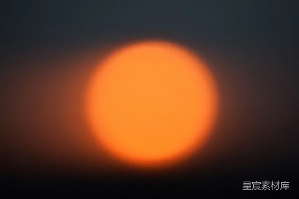 高清摄影 黑暗的天空中出现了一个明亮的橙色光球。