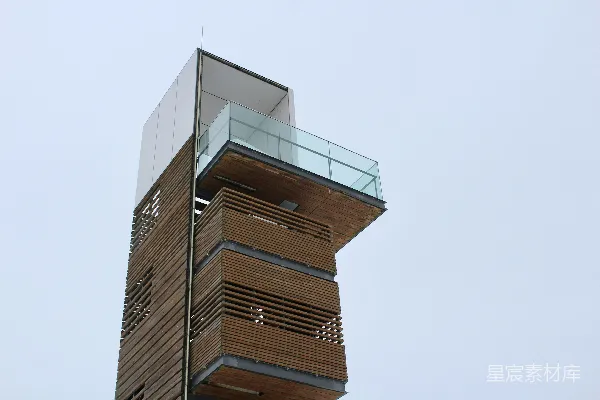 白天棕色混凝土建筑下的蓝天