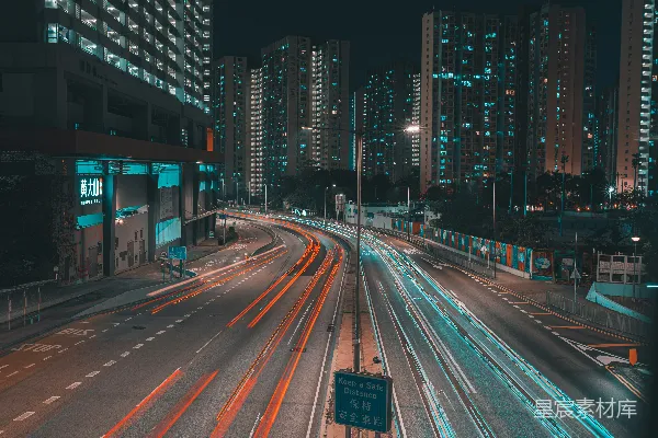 夜晚街道上车水马龙。