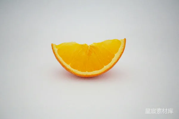 高清摄影 一片橙子片放在白色背景上。
