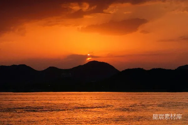 高清摄影 一片开阔的水域，背景是夕阳。
