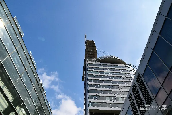 蓝天下的玻璃建筑