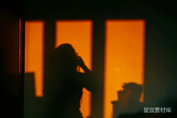 高清摄影 站在窗户附近的女性剪影