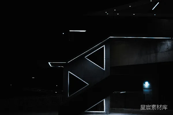 黑白相间的建筑物，灯火通明