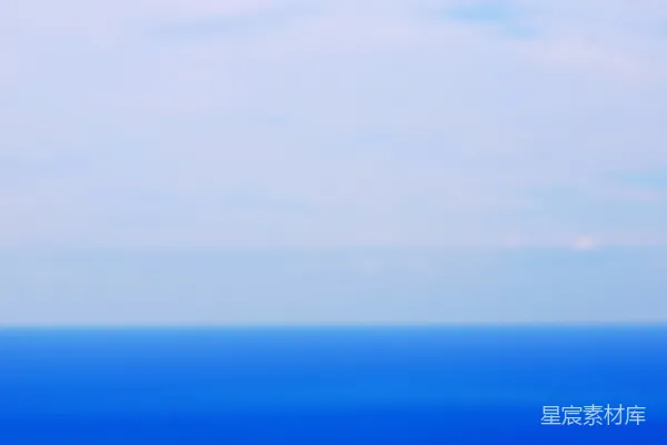 深蓝的大海与淡白色的天空交汇