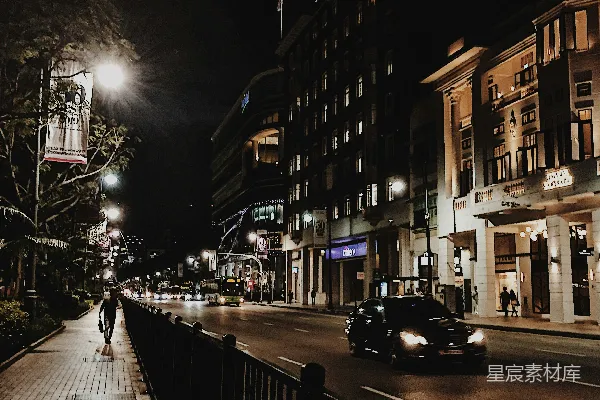 路旁建筑物夜间的车辆