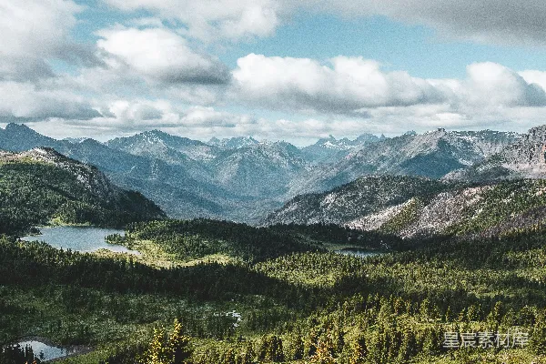 山下绿树白云间白天景色