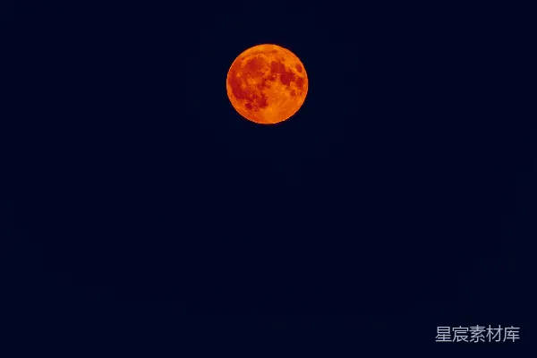 高清摄影 在夜空中看到一轮满月。