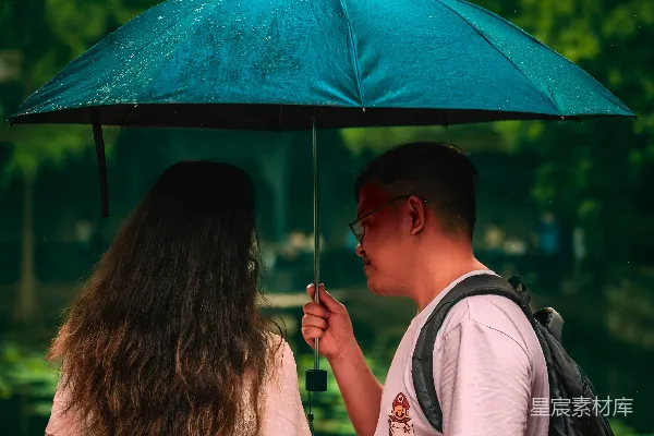 一个男人和一个女人打着伞站在那里。