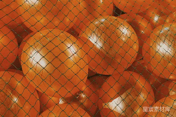 高清摄影 红金色的装饰球放在棕色的木制表面上。