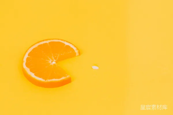 高清摄影 切片的橙色水果放在黄色的表面上
