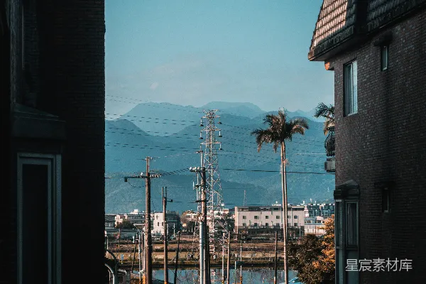白天停在建筑物旁边的小车