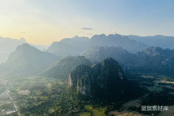 山峦的俯瞰图，前景中有山谷。