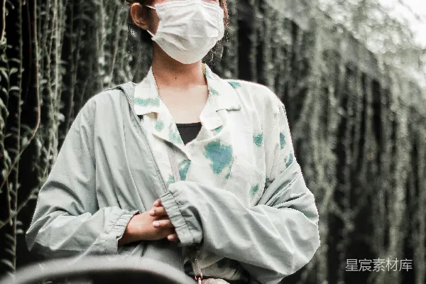 白衬衫着装的女士戴着红色太阳镜