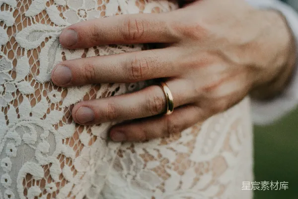 一位穿着婚戒的人的特写镜头