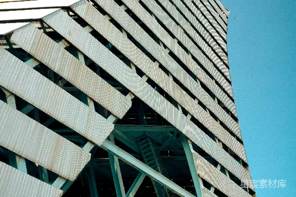奇特的建筑，工业金属结构。