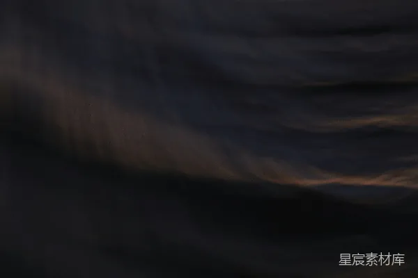 太阳落海时的模糊照片