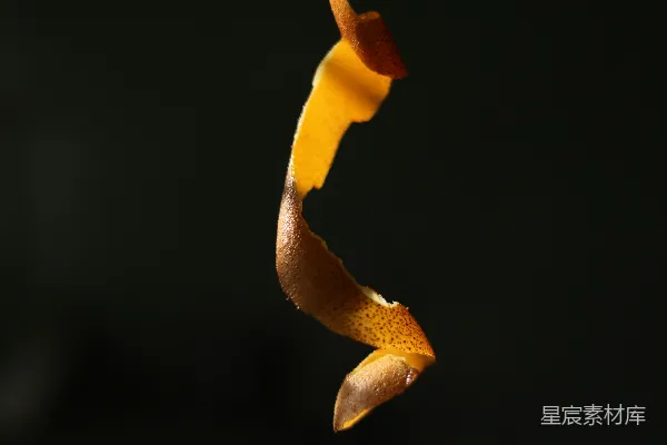 高清摄影 橙皮螺旋在暗色背景前