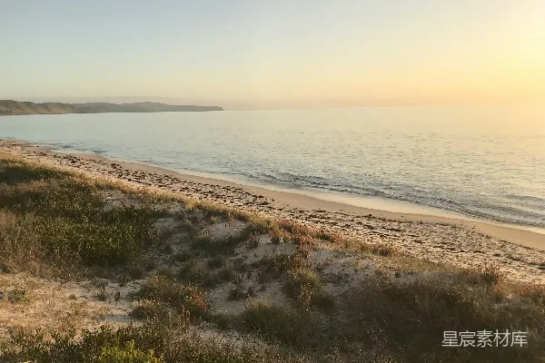 高清摄影 平静的海面上升起柔和的朝霞。