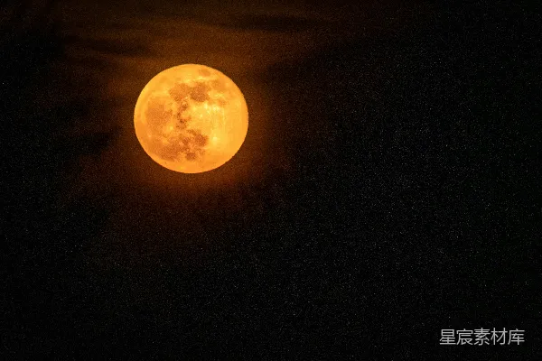 高清摄影 满月在黑暗的夜空中