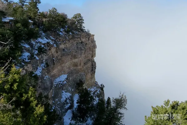 山间绿树蓝天白云中的白天景色