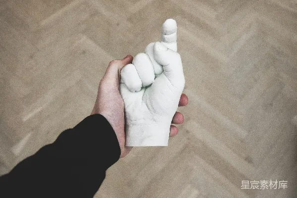 一个人手持玩偶手部