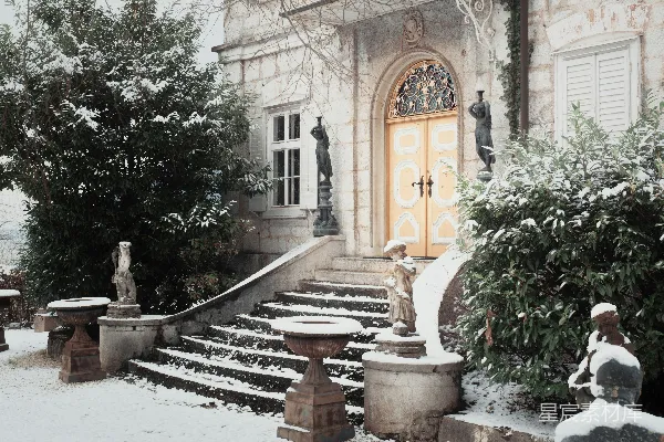 地面上堆满了雪的一栋建筑