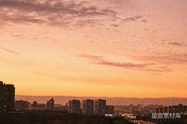 高清摄影 夕阳下，从山上俯瞰的城市景色