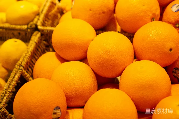 高清摄影 棕色编织篮子里的橙色果实