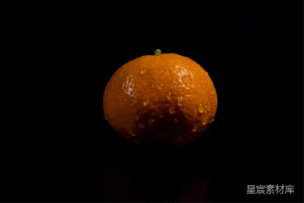 高清摄影 一个带着水珠的橙子