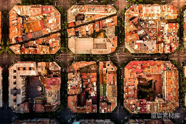 一座城市从空中俯瞰，有许多建筑物。