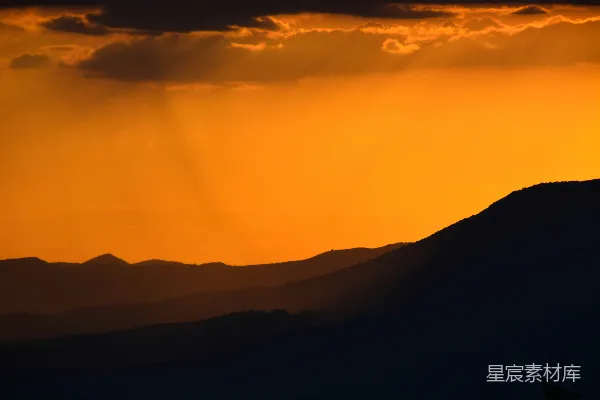 高清摄影 夕阳下群山的景色