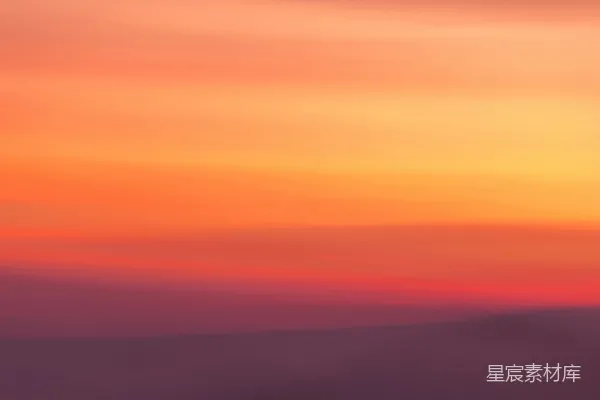 高清摄影 模糊的夕阳照片，前景有一架飞机。