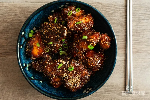 高清摄影 一个装满肉和蔬菜的蓝色碗