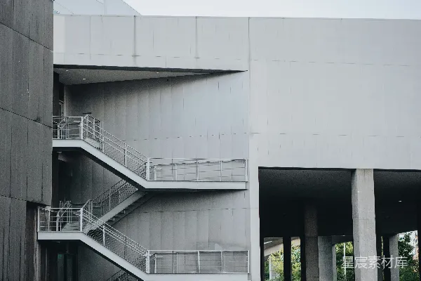 白天的白色混凝土建筑