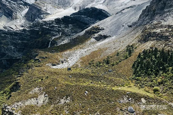 白天的青山