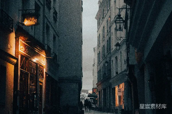一条两边都是建筑物的黑暗街道