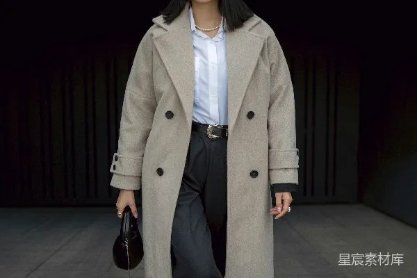 穿着风衣的女士走向镜头。