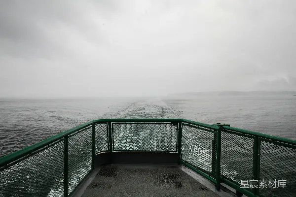 海边白天白天空中绿色金属栏杆