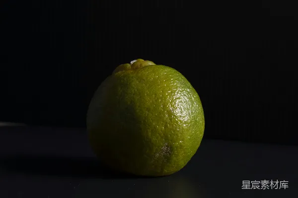 高清摄影 黑色表面上的黄色柠檬果实