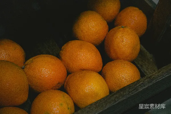 高清摄影 一筐橙子放在木箱上