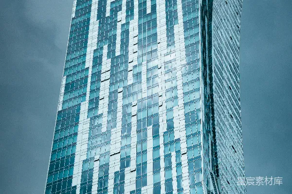 一座高耸入云的建筑物，背景是蓝天。