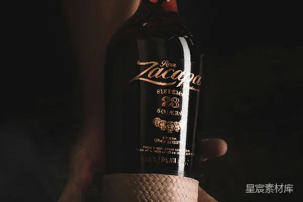 手持黑白标签的瓶子的人