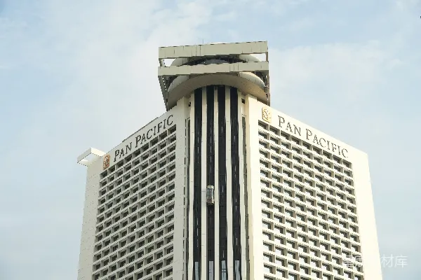 太平洋建筑在一片阴云的天空下