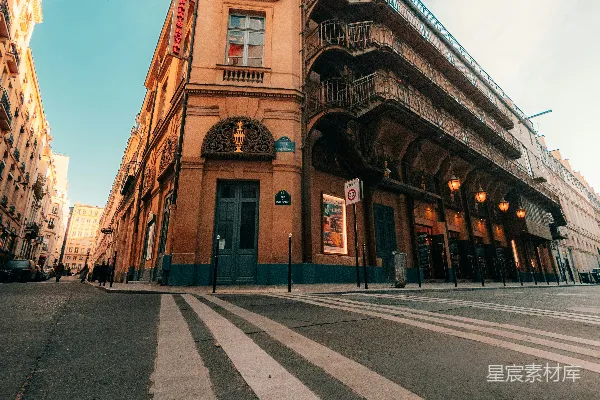 背景有一座建筑的街角