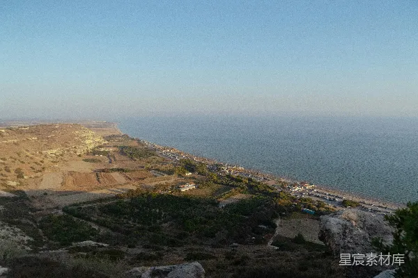 从山顶看去的一片海滩